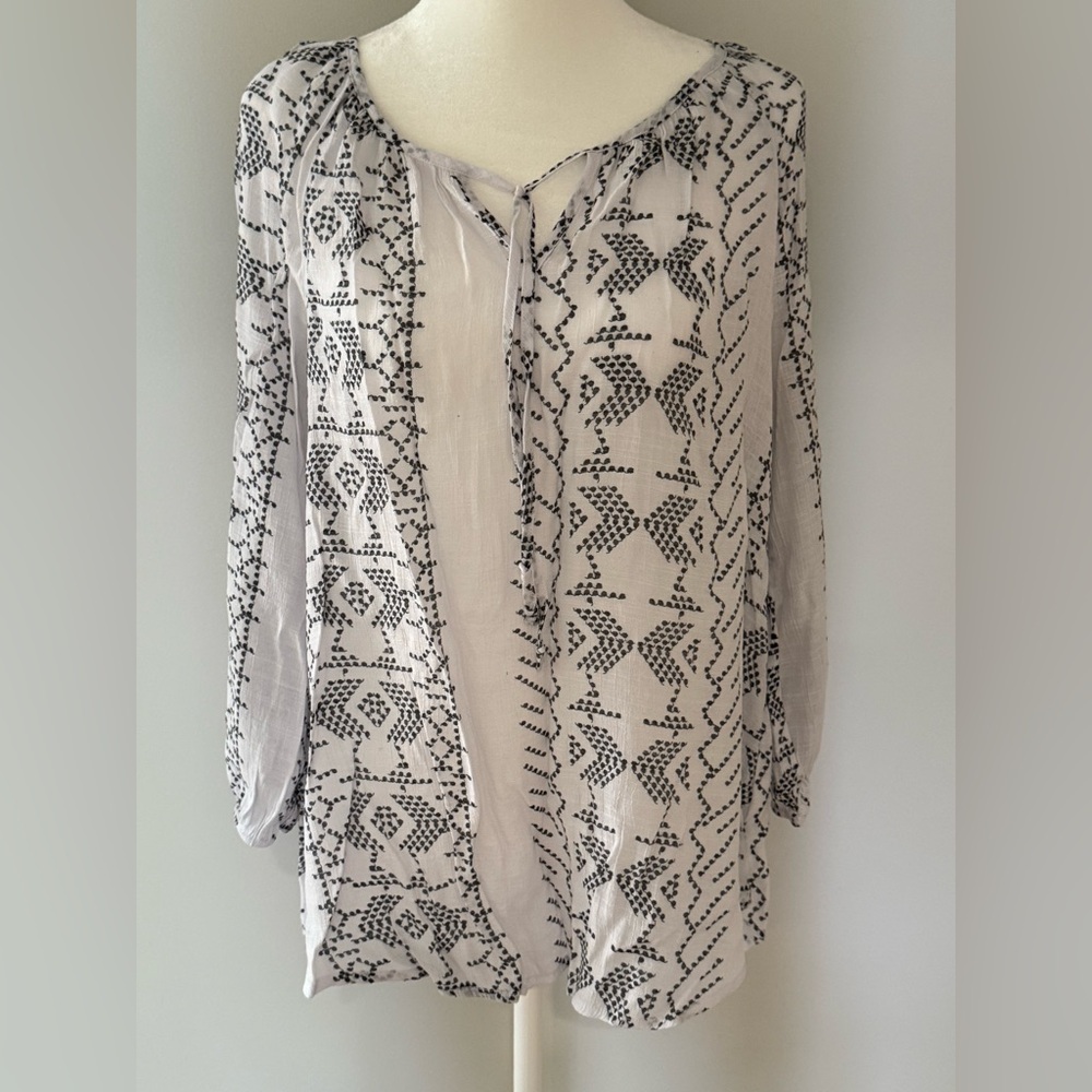 2/$30 🌸 Fred David Geometric Black and White Blouse size Medium